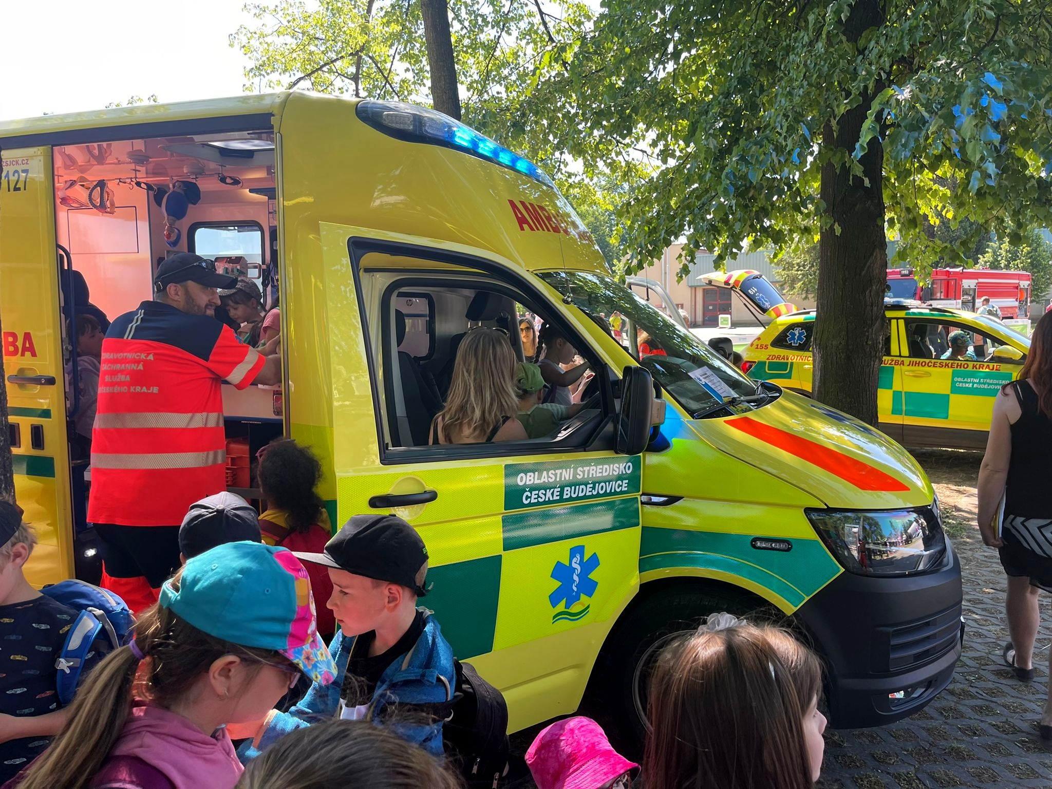 Záchranáři ZZS JčK představili svou práci na Dětském dni s AČR v Českých Budějovicích